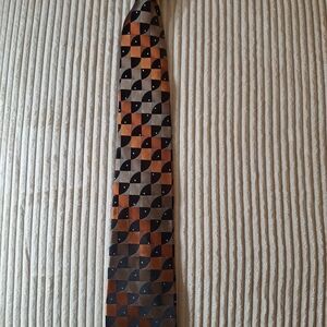 Arrow Geometric Tie in Black And Rust.